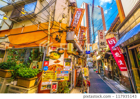 八月的日本東京城市景觀。三軒茶屋車站旁的酒吧區「三茶第三大道」（三軒茶屋三角區）的景色。 117935143