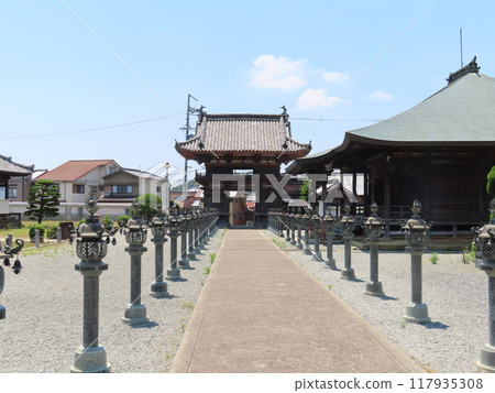 葛西市寺廟的石燈籠和大門，是由受了佐見明神神諭並呈獻給聖武天皇的行基創建的。 117935308