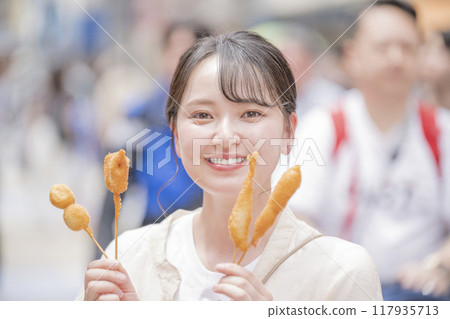 一位女士在大阪觀光 117935713