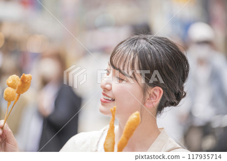 一位女士在大阪觀光 117935714