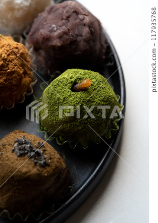 盤子裡有許多日本甜點 117935768