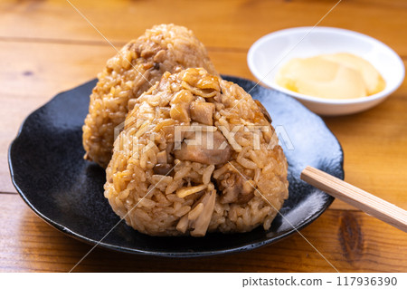 醬油曲煮雞肉和姬菇飯糰 117936390