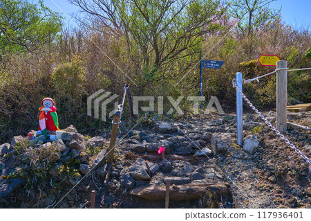Sannoto Jizo on the main ridge leading from Sannoto to Karasuo Mountain in Tanzawa, Hadano City, Kanagawa Prefecture in spring Sannoto Jizo on the main ridge leading from Sannoto to Karasuo Mountain in Tanzawa, Hadano City, Kanagawa Prefecture in spring 117936401