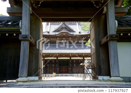 The main hall of Koukokuji Temple seen through the mountain gate (Yura Town, Wakayama Prefecture) The main hall of Koukokuji Temple seen through the mountain gate (Yura Town, Wakayama Prefecture) 117937927