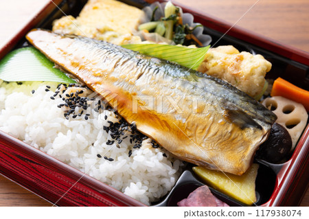 美味的魚便當,鯖魚照燒 美味的魚便當,鯖魚照燒 117938074
