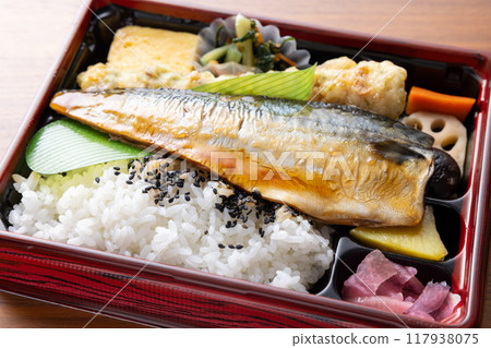 美味的魚便當,鯖魚照燒 美味的魚便當,鯖魚照燒 117938075
