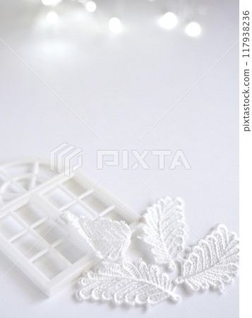 白色背景，白色窗框和白色葉子上有小電燈 117938236