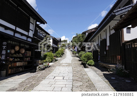 馬込宿的舊街景和藍天映襯下陡峭的鵝卵石路面 117938881