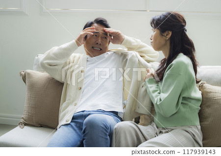 客廳裡的中年夫婦 117939143