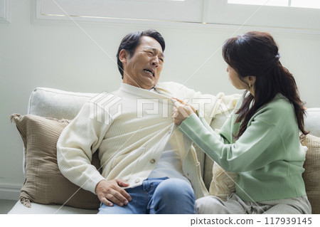 客廳裡的中年夫婦 117939145