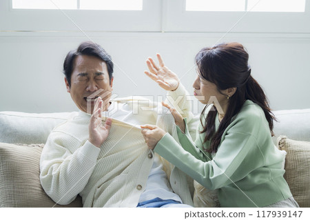 客廳裡的中年夫婦 117939147