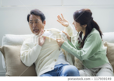 Middle-aged couple in the living room 117939149