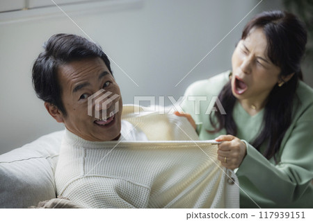 客廳裡的中年夫婦 客廳裡的中年夫婦 117939151