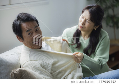 客廳裡的中年夫婦 客廳裡的中年夫婦 117939152