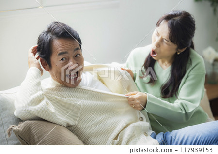 客廳裡的中年夫婦 客廳裡的中年夫婦 117939153