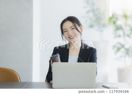 操作一台個人計算機的女商人在辦公室 117939166