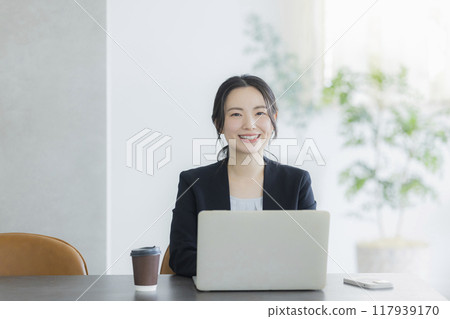 Business woman operating a personal computer in the office Business woman operating a personal computer in the office 117939170