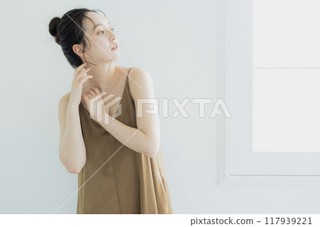 照顧身體的年輕女子 117939221
