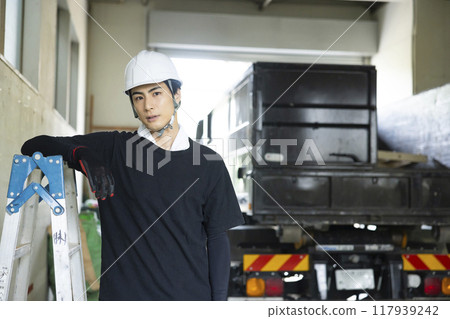 Arm roll truck 117939242