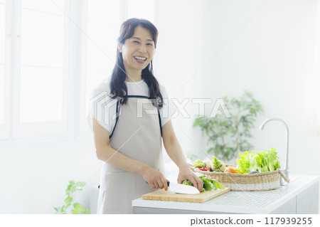 Middle woman in the kitchen 117939255