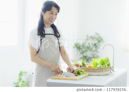 廚房裡的中年女人 117939256