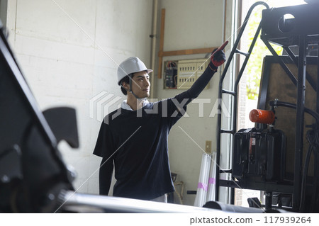 一名男子正在檢查一輛卡車 117939264