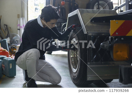 Man inspecting a truck 117939266