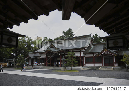 Kehi Shrine: View of the outer worship hall from the corridor 3 117939547