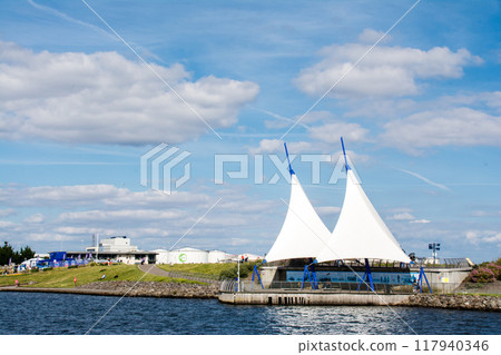 南威爾斯郊區沿海建造的一個帶有白色三角形屋頂的活動場地 117940346