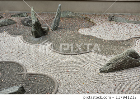 龍吟庵的西花園「龍庭」裡滿是落下的楓葉。 117941212