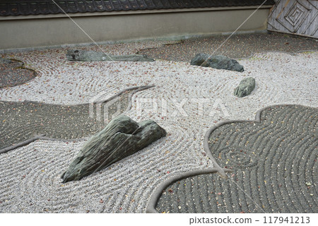 龍吟庵的西花園「龍庭」裡滿是落下的楓葉。 117941213