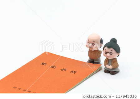 老年/退休金形象（退休金筆記本和老年人） 117943036