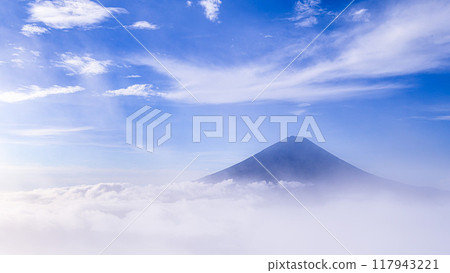 夏日晴朗的天空、富士山和雲海(山梨縣大嶽山) 夏日晴朗的天空、富士山和雲海(山梨縣大嶽山) 117943221
