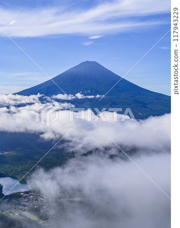 夏日晴朗的天空、富士山和雲海(山梨縣大嶽山) 夏日晴朗的天空、富士山和雲海(山梨縣大嶽山) 117943229