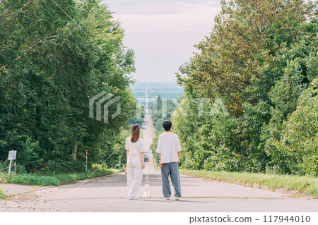 A couple with a spectacular view of Hokkaido 117944010