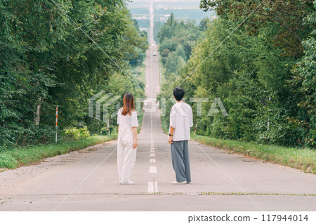 A couple with a spectacular view of Hokkaido 117944014