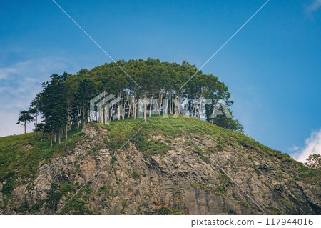 懸崖高聳,映襯著藍天 懸崖高聳,映襯著藍天 117944016