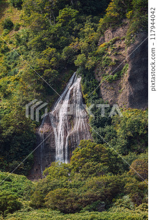 Waterfall surrounded by autumn leaves 117944042