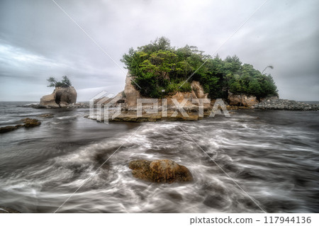 一個小島,天空多雲,波濤洶湧 一個小島,天空多雲,波濤洶湧 117944136