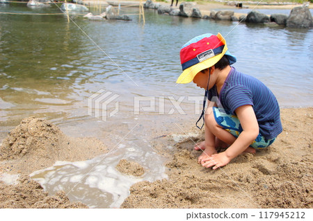 在水中玩耍 117945212