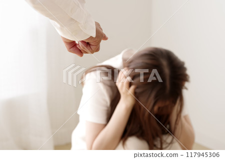 對婦女實施家庭暴力的暴力男子 對婦女實施家庭暴力的暴力男子 117945306