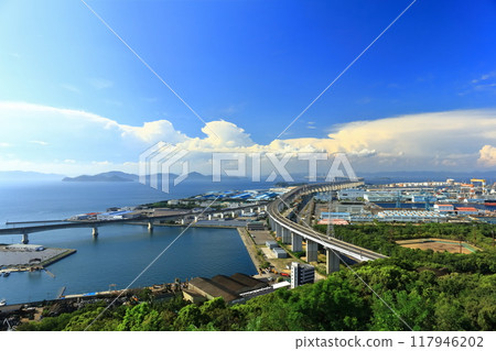 【香川縣】夏季從正辻山展望台看到的瀨戶大橋和播州工業區 【香川縣】夏季從正辻山展望台看到的瀨戶大橋和播州工業區 117946202