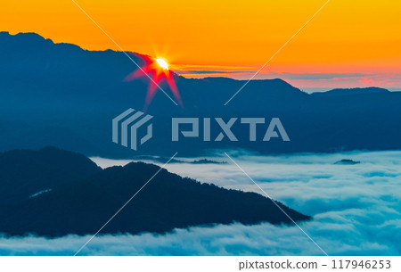 太陽升到雲海 117946253