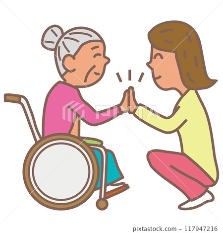 一位老婦人和她的女兒面對面擊掌 117947216