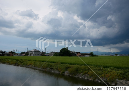 颱風臨近,雨雲在鄉村蔓延的景象 颱風臨近,雨雲在鄉村蔓延的景象 117947536