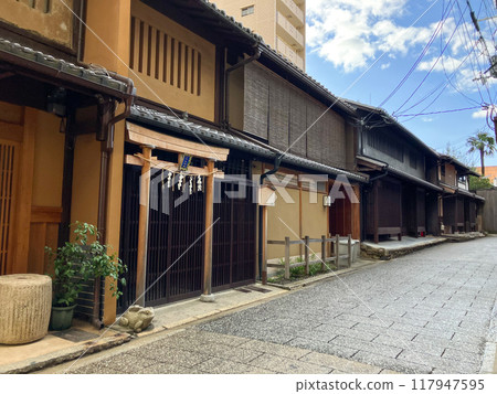 "Kouyaku Tsujigo" - A small street lined with Kyoto townhouses in Kyoto "Kouyaku Tsujigo" - A small street lined with Kyoto townhouses in Kyoto 117947595