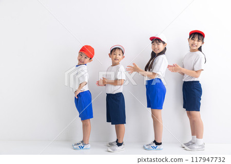 孩子們穿著運動服 117947732