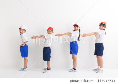 孩子們穿著運動服 117947733