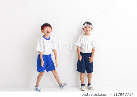 Elementary school student wearing sportswear and a headband 117947734