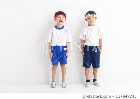 小學生穿著運動服,戴著頭帶 小學生穿著運動服,戴著頭帶 117947735